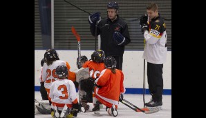 So ein NHL-Draft bringt vielfältige Aufgaben mit sich: Zum Beispiel Eishockey-Wissen an Kids in Philadelphia weitergeben...