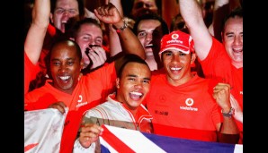 Zusammen mit seinem Vater und Halbbruder Nick durfte Lewis Hamilton bereits in seiner zweiten Saison den Formel 1-Weltmeistertitel feiern