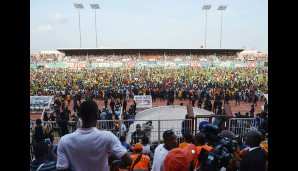 Nach Abpfiff brachen dann aber alle Dämme: Aus Freude über die erfolgreiche Qualifikation zum Afrika Cup stürmten Fans beider Nationen den Rasen