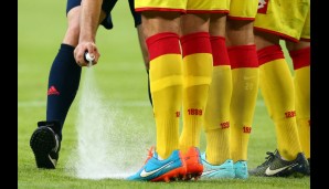 8. Spieltag: Das Freistoßspray feiert nach einigem juristischen Hin und Her seine Premiere in der Bundesliga. Die schönen Schuhe...
