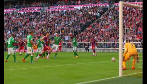 Die Bayern zerhacken Werder in einem denkwürdig einseitigen Spiel mit 6:0. Xabi Alonso feiert Tor-Premiere. Der Spanier schießt unter der Mauer durch