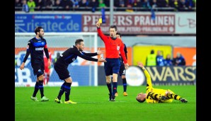 12. Spieltag: Ein Sinnbild der Dortmunder Seuche: Marco Reus verletzt sich in Paderborn nach einem Foul von Marvin Bakalorz schwer.