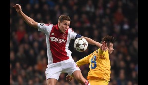 AJAX AMSTERDAM - APOEL NIKOSIA 4:0: Na, wer springt höher? Niklas Moisander von Ajax oder Nikosias Tiago Gomes?