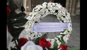 Nach der Kirche folgten die Trauernden den Sargträgern ans Grab. "Für immer in unseren Herzen", stand auf dem Trauerkranz des VfL geschrieben