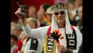 Die deutschen Fans freuten sich auch schon mit typischer Landestracht auf das Match