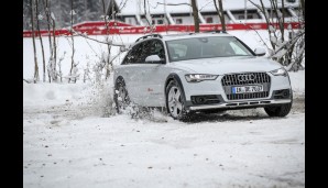 Die Besucher in Oberstdorf fanden perfekte Bedingungen fu¦êr die Audi driving experience vor und konnten mit verschiedenen Audi quattro Modelle durch den Schnee fahren