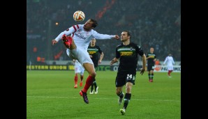 M'GLADBACH - FC SEVILLA 2:3: Da guckst du! Grzegorz Krychowiak mit vollem Fokus auf den Ball