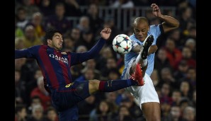 FC BARCELONA - MANCHESTER CITY 1:0: Hoch das Bein - Luis Suarez und Vincent Kompany stritten sich um das runde Leder