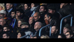 Mensch, den kennen wir doch auch. Mitten unter den Zuschauern schaut Bayern-Coach Pep Guardiola hervor