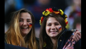 DEUTSCHLAND - AUSTRALIEN 2:2: Vor dem Duell mit den Australiern sind besonders die deutschen Fans voller Vorfreude. Welchem Spieler diese beiden Mädels wohl die Daumen drücken?