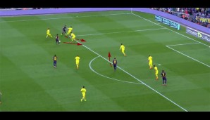 Die Lücke zwischen Außen- und Innenverteidiger ist gewachsen, Neymar startet und kann den Ball erhalten. Messi unterstützt für einen möglichen Ballverlust.