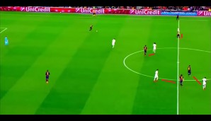Der Barca-Spielaufbau, wie er kaum klassischer sein könnte. Mascherano versucht vorzustoßen, PSG verschiebt gut und steht mannorientiert.