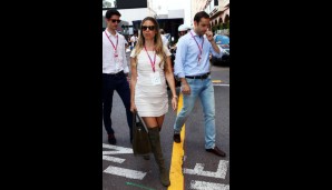 Ehefrau Vivian präsentierte unterdessen die neueste Mode: Rosberg-Kugel mit Wildleder-Overknee-Stiefeln