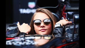 Eine neue Formel-1-Pilotin? Nein! Model Cara Delevingne machte bei McLaren-Honda ein hübsches Gesicht
