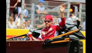Auch Sebastian Vettel nahm in einem schicken Oldtimer Platz. Nur eine Sache: Über die herumgedrehte Kappe reden wir noch mal, Seb!