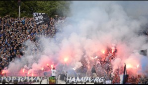 KARLSRUHE - HSV 1:2 n.V.: Alles für den Klassenerhalt! Hamburgs Fans brennen ein Feuerwerk ab