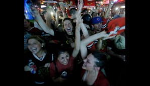 Kaum ist das Spiel beendet, feiern die Menschen in Chicago eine riesige Party