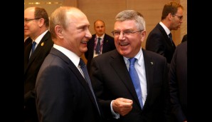 Mit dabei: ein gutgelaunter IOC-Präsident Thomas Bach und ein ebenso erfreuter Wladimir Putin
