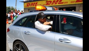 Dr. Rosberg nahm auf dem Weg zur Pressekonferenz den Beifahrersitz, Hamilton poste aus dem Fenster