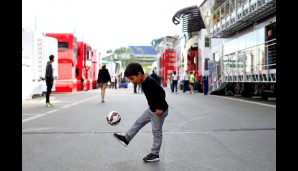 Kick it like... Neymar? Felipinho Massa besetzte schon am Freitag das Spielberg-Fahrerlager mit seinem Fußball