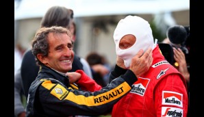 Hilfsbereite Ex-Weltmeister unter sich: Alain Prost zupfte Lauda die feuerfeste Sturmhaube zurecht und schloss dann den Overall