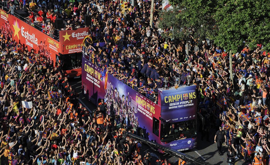 Der FC Barcelona feiert den Titel gebührend mit einer Busfahrt durch die katalanische Hauptstadt