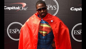 Der King wird Superman! NFL-Star Marquette King präsentiert sich in einem besonders ausgefallenen Outfit