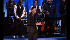 Und ein anderer NBA-Star schreitet auf die Bühne: Stephen Curry wird als bester männlicher Athlet ausgezeichnet - er wirkt sichtlich angespannt
