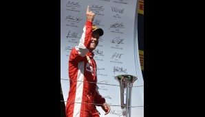 Jetzt darf Vettel seine Unterschrift zum ersten Mal auf das Siegerplakat setzen. Der Vettel-Finger zeigt in Richtung Senna
