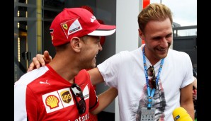 Weltmeisterlicher Besuch für den vierfachen Weltmeister: Benedikt Höwedes schaute sich am Donnerstag das Formel-1-Paddock an