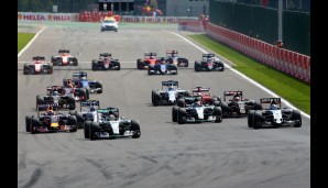 Den ersten Start der F1-Neuzeit ohne Ingenieurhilfr verpatzte Rosberg total, Hamilton fuhr dafür vorneweg