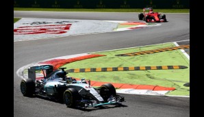 Das typische Bild auch im Ferrari-Land: Hamilton fährt vorne weg, Vettel jagt hinterher