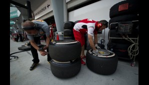 Wiedermal richtet sich der Blick auf die Pirellis: Angeblich war Hamiltons Reifendruck zu niedrig, der Sieg steht auf der Kippe