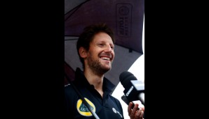 Immerhin ging's bei McLaren trocken zu. Romain Grosjean musste seine Medienrunde im Regen abhalten, weil das Lotus-Motorhome wegen Geldmangel dicht war