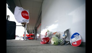 Die japanische Motorsportbegeisterung wirkt auch in der Box: Neben der Manor-Garage werden Blumen für Jules Bianchi niedergelegt
