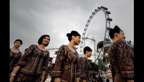 SINGAPUR-GP: Vor der malerischen Kulisse in Singapur bereiteten sich derweil auch die Grid Girls auf ihren Einsatz vor