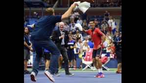 So sehen Sieger aus, Schalalala! Djokovic und ein Fan feiern den Sieg des Serben gegen Haider