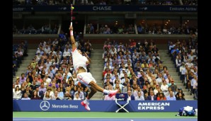 Federer lässt sich nicht lumpen und packt sein bestes (und akrobatisches) Tennis aus...