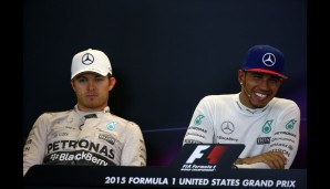 Während Hamilton einfach nicht mehr aufhört zu grinsen, schaut der unglückliche Rosberg wie ein begossener Pudel