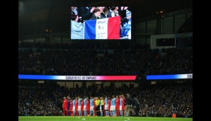 Gedenken an die Opfer der Terroranschläge in Paris. Hier im Etihad Stadium in Manchester vor dem Spiel City gegen FC Liverpool