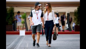 Maritimer Abschluss der Modenschau im Fahrerlager - irgendwie wirkt Fernando Alonso gegenüber Lara Alvarez etwas underdressed