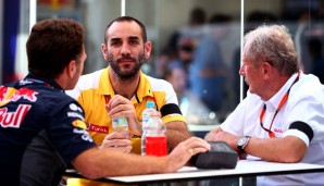 Im Paddock beschäftigte sich Renault-Sportchef Cyril Abiteboul erst mit den ungeliebten Red-Bull-Partnern...