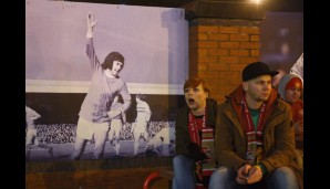 MANCHESTER UNITED - PSV EINDHOVEN: Das Spiel im Old Tarfford stand in Zeichen des zehnten Todestages von George Best
