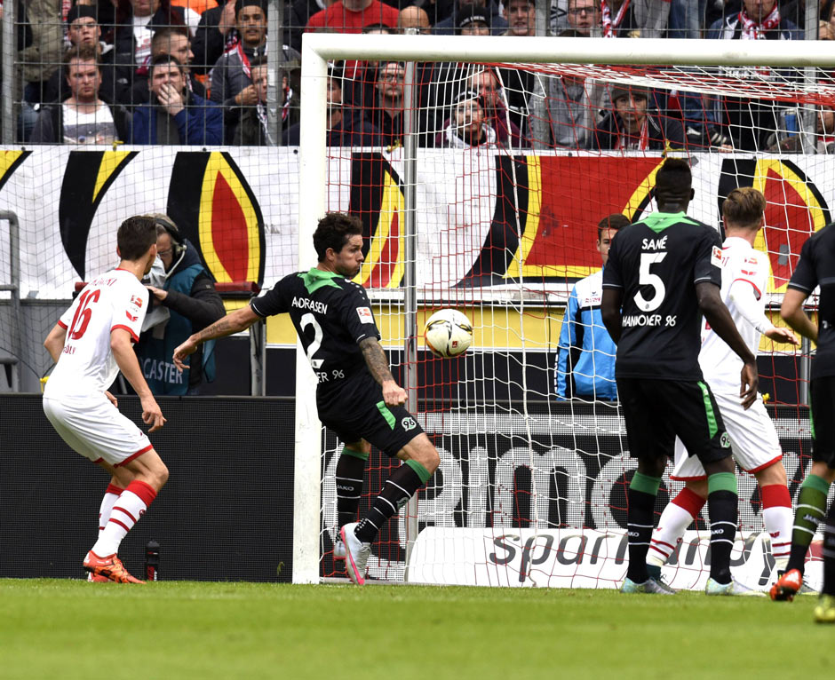 9. Spieltag in Köln: Leon Andreasen drückt den Ball mit dem Unterarm ins Tor. Der Treffer zählt. Hannover gewinnt durch diese Einlage 1:0 beim FC