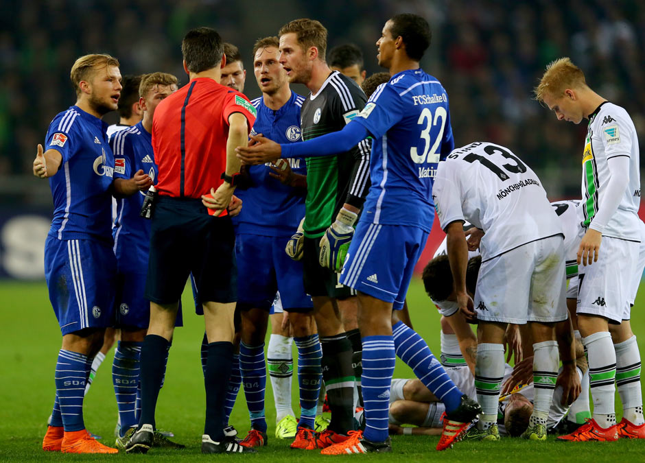 Eine Szene, die für großen Wirbel sorgte: Schalkes Geis (l.) verletzt Gladbachs Hahn mit einer brutalen Attacke schwer. Geis wird für fünf Spiele gesperrt, Hahn muss monatelang pausieren