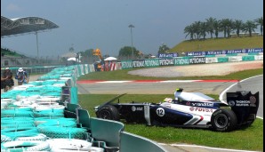 08.04.2011, Malaysia: Boxeneinfahrt? Knallgefahr! Pastor Maldonado machte schon zu Beginn seiner Formel-1-Karriere auf sich aufmerksam