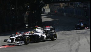29.05.2011, Monaco: Feindkontakt! Aber gerne! In Sainte Devote räumt er Lewis Hamilton im McLaren ab