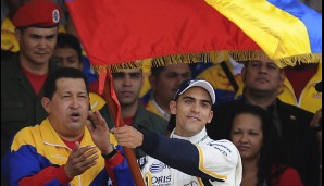 14.01.2011, Venezuela: Staatspräsident Hugo Chavez freut sich über seinen Formel-1-Fahrer, Pastor Maldonado. Jetzt endet dessen Karriere, weil die Sponsorengelder aus der Heimat fehlen