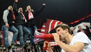 Müller und Co. feierten im Anschluss bei den Bayern-Fans. Ein irrer Abend geht zu Ende