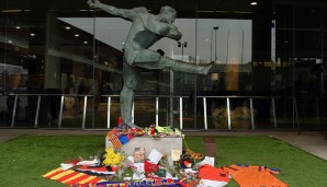 Vor dem Denkmal des früheren Barca-Starspielers - und trainers haben Fans Devotionalien abgelegt